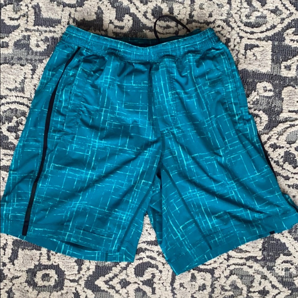 Lululemon men’s shorts lined with a 9 inch inseam - Picture 1 of 9